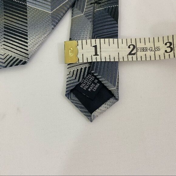 Van Heusen Men’s Tie Gray Zigzags - Picture 3 of 3
